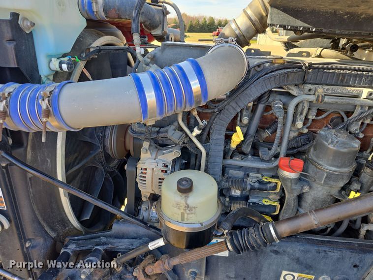 image for item EB1152 2016 Peterbilt 567 semi truck