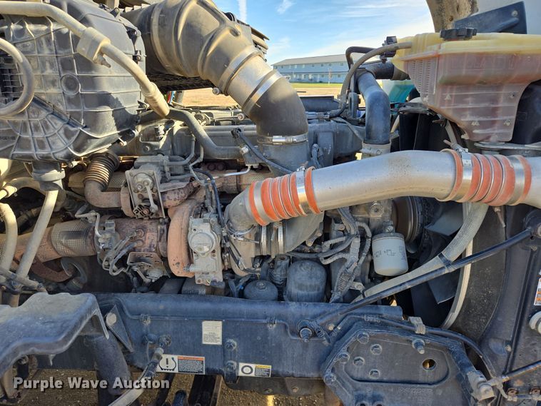 image for item EB1152 2016 Peterbilt 567 semi truck