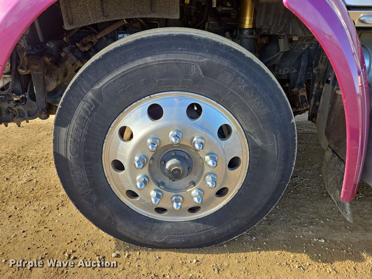 image for item EB1152 2016 Peterbilt 567 semi truck