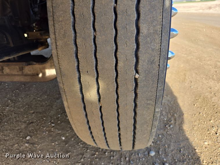 image for item EB1152 2016 Peterbilt 567 semi truck