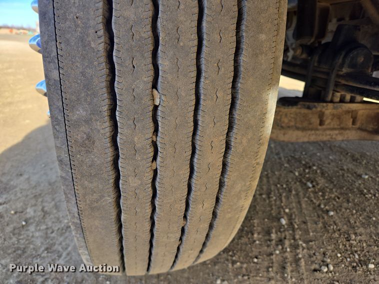 image for item EB1152 2016 Peterbilt 567 semi truck