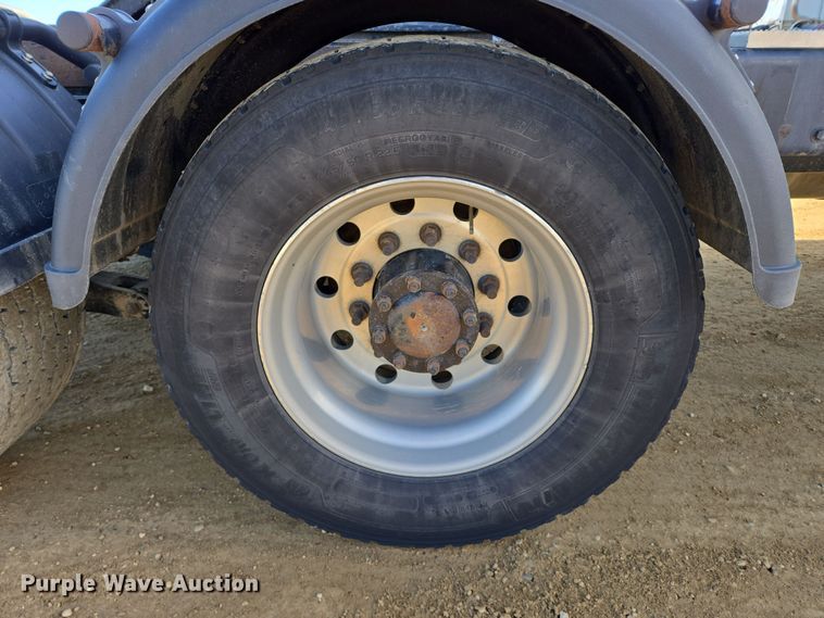 image for item EB1152 2016 Peterbilt 567 semi truck