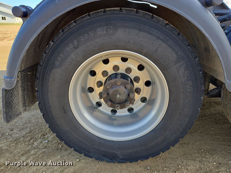 image for item EB1152 2016 Peterbilt 567 semi truck