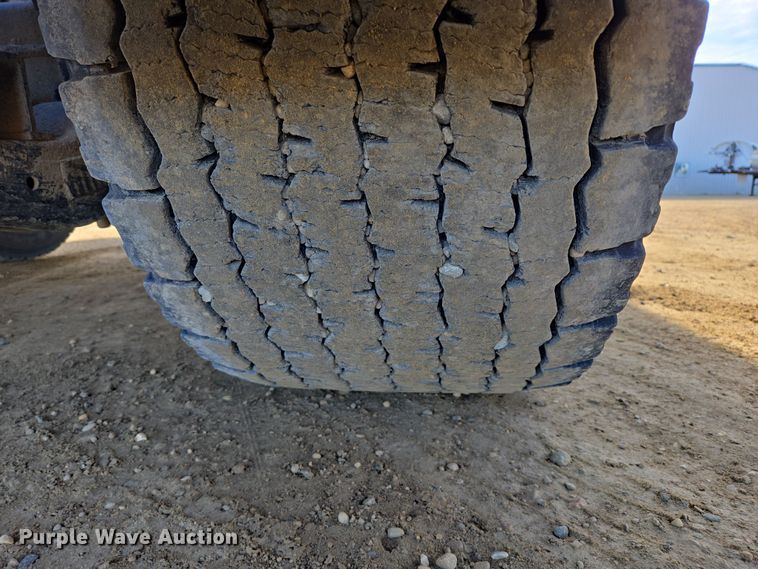 image for item EB1152 2016 Peterbilt 567 semi truck