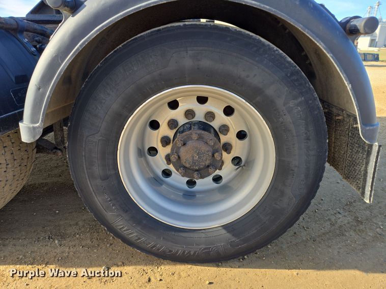 image for item EB1152 2016 Peterbilt 567 semi truck