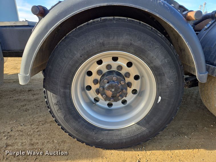 image for item EB1152 2016 Peterbilt 567 semi truck