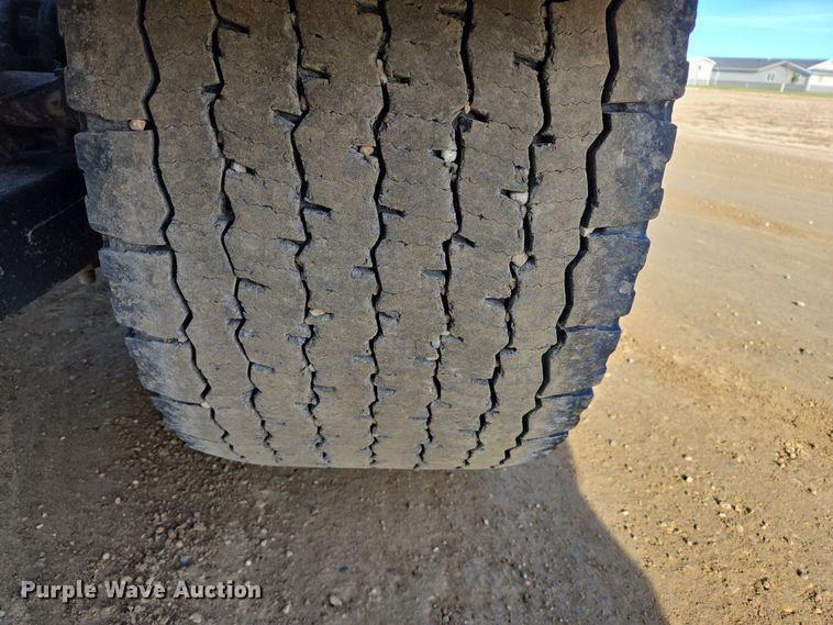 image for item EB1152 2016 Peterbilt 567 semi truck