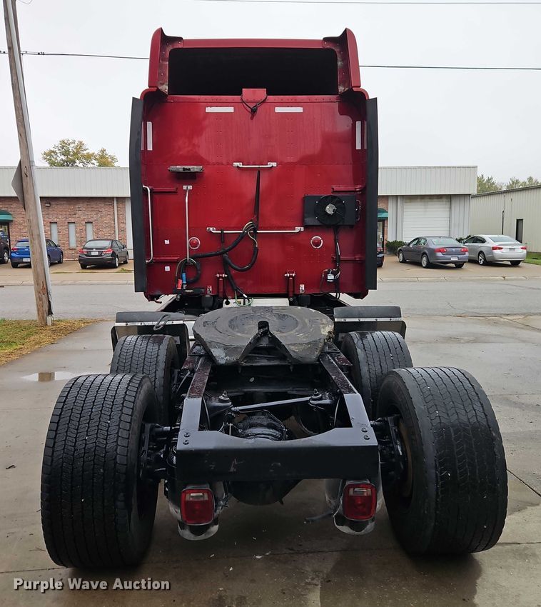 image for item EB8418 2013 Peterbilt 386 semi truck