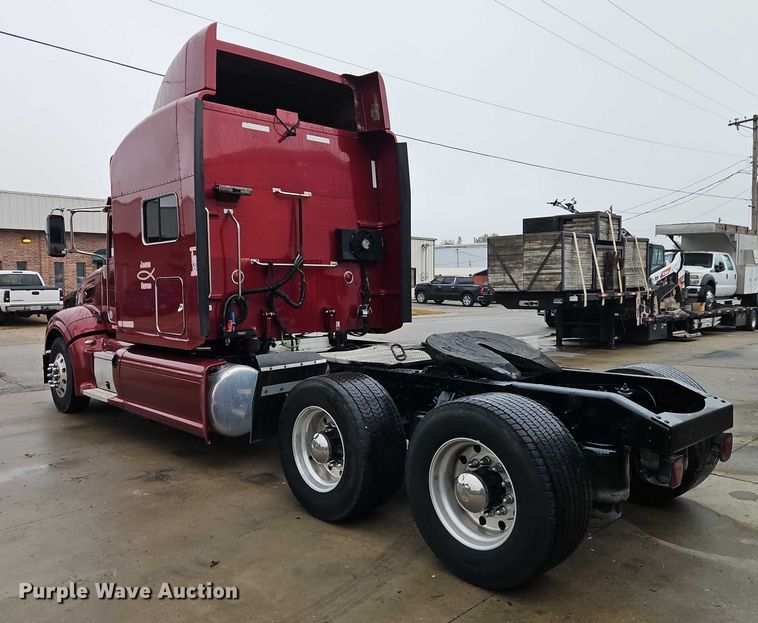 image for item EB8418 2013 Peterbilt 386 semi truck
