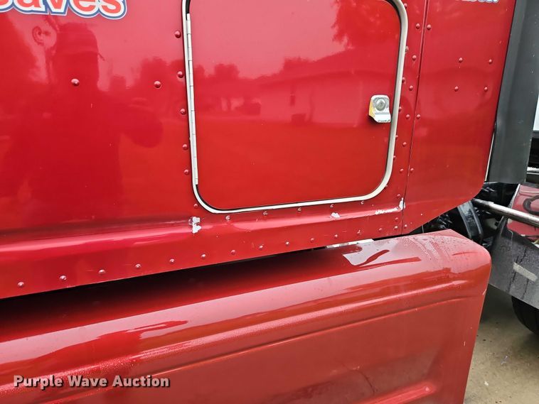 image for item EB8418 2013 Peterbilt 386 semi truck