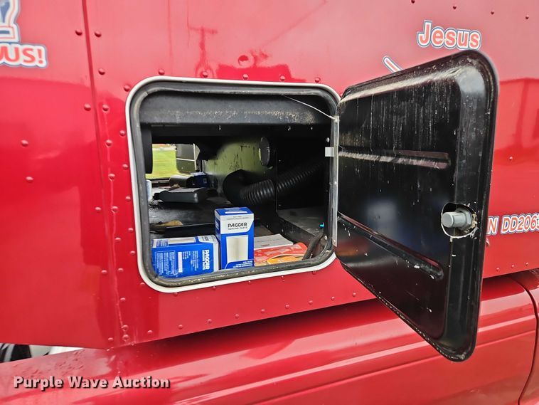 image for item EB8418 2013 Peterbilt 386 semi truck