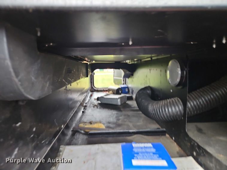 image for item EB8418 2013 Peterbilt 386 semi truck