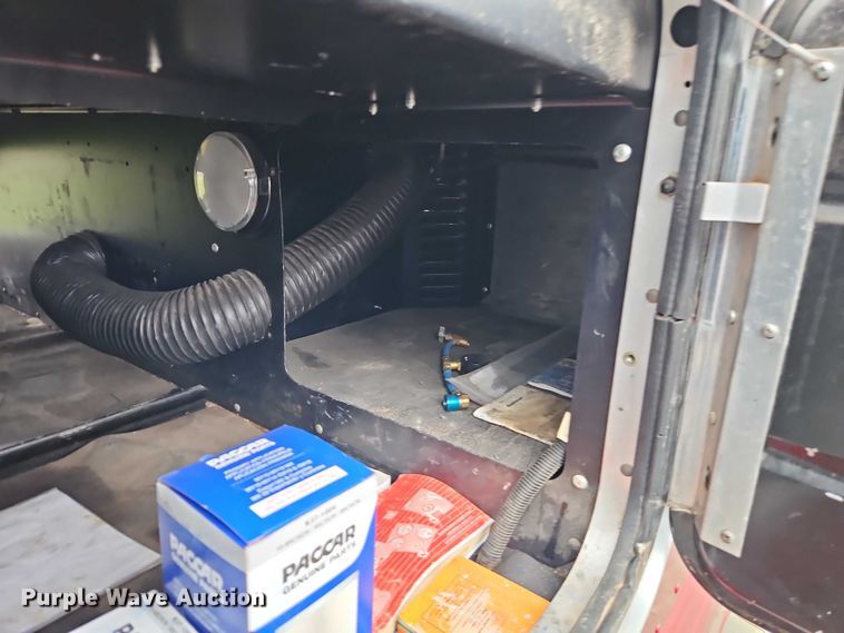 image for item EB8418 2013 Peterbilt 386 semi truck