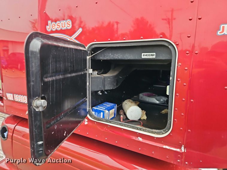 image for item EB8418 2013 Peterbilt 386 semi truck