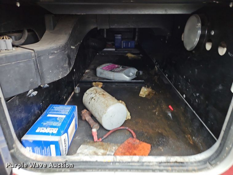 image for item EB8418 2013 Peterbilt 386 semi truck