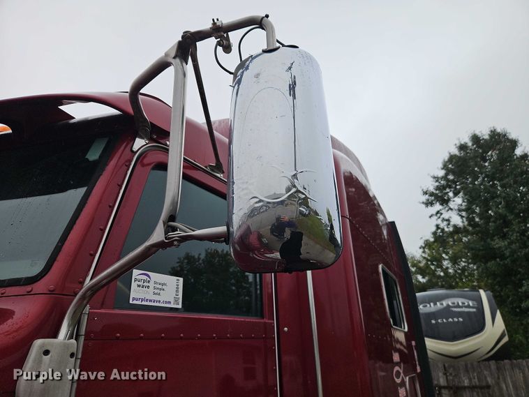 image for item EB8418 2013 Peterbilt 386 semi truck