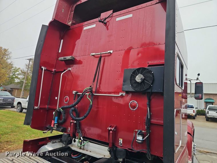 image for item EB8418 2013 Peterbilt 386 semi truck