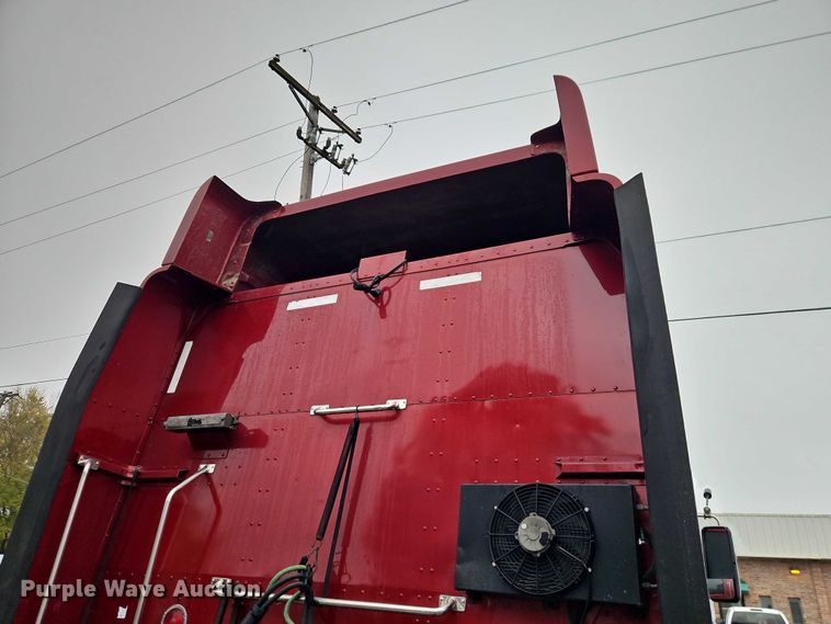 image for item EB8418 2013 Peterbilt 386 semi truck