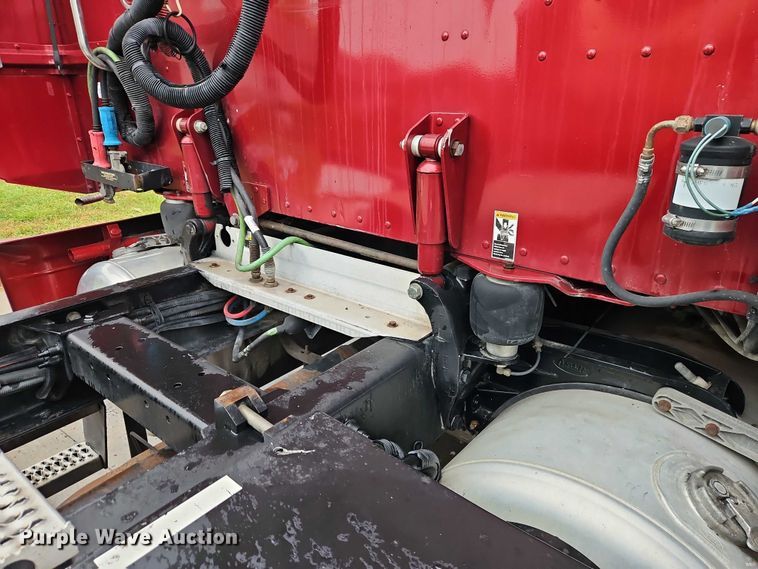 image for item EB8418 2013 Peterbilt 386 semi truck