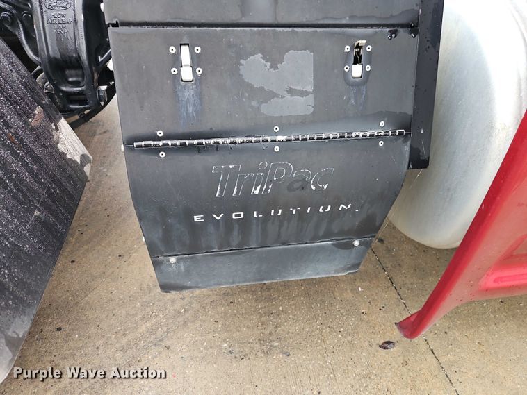 image for item EB8418 2013 Peterbilt 386 semi truck