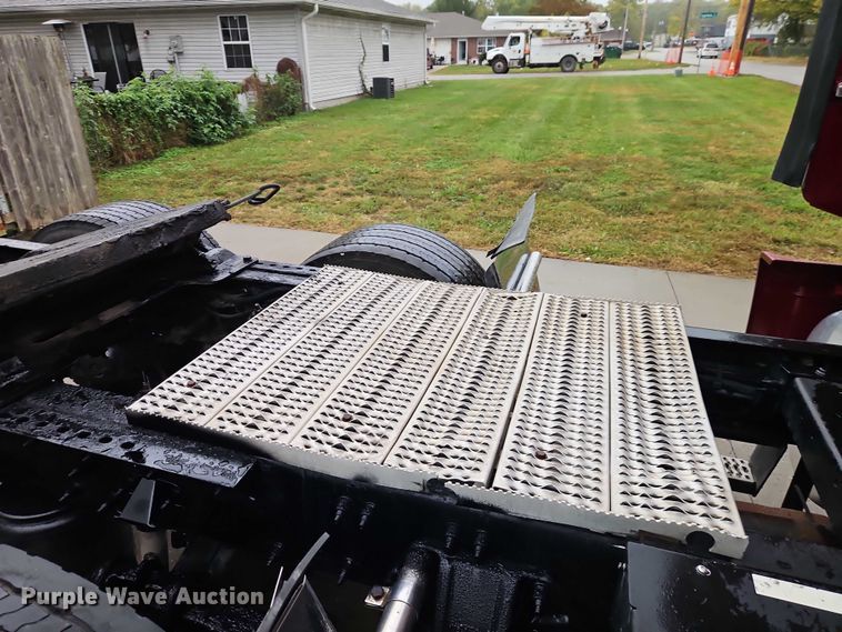 image for item EB8418 2013 Peterbilt 386 semi truck