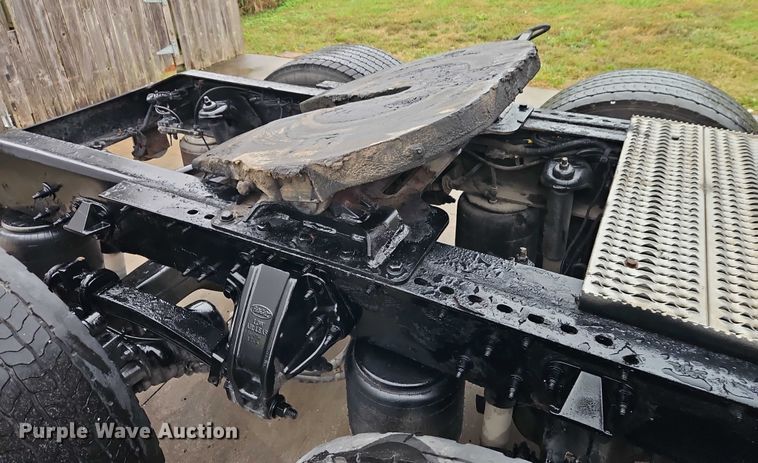 image for item EB8418 2013 Peterbilt 386 semi truck