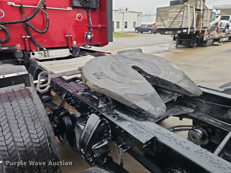 image for item EB8418 2013 Peterbilt 386 semi truck