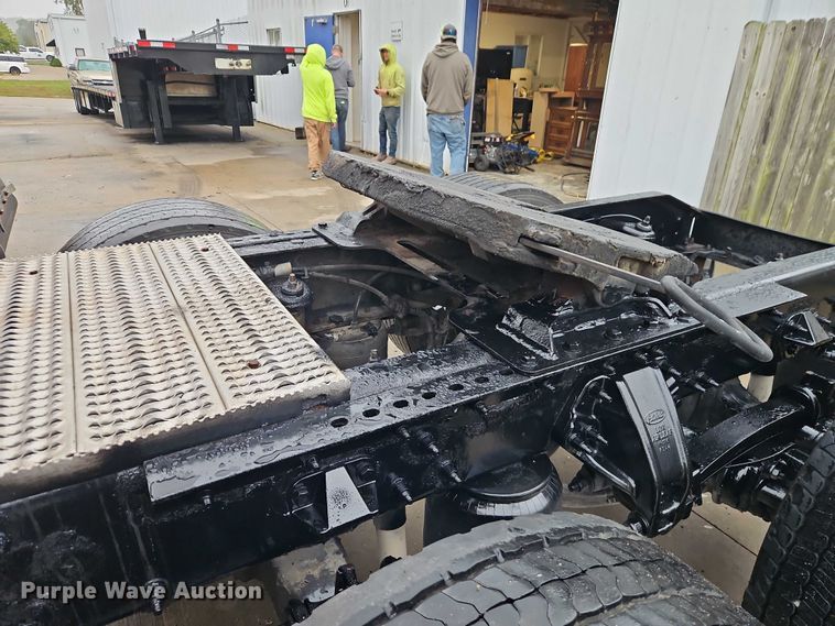 image for item EB8418 2013 Peterbilt 386 semi truck