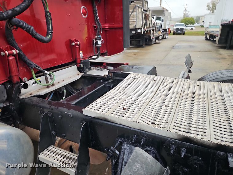 image for item EB8418 2013 Peterbilt 386 semi truck