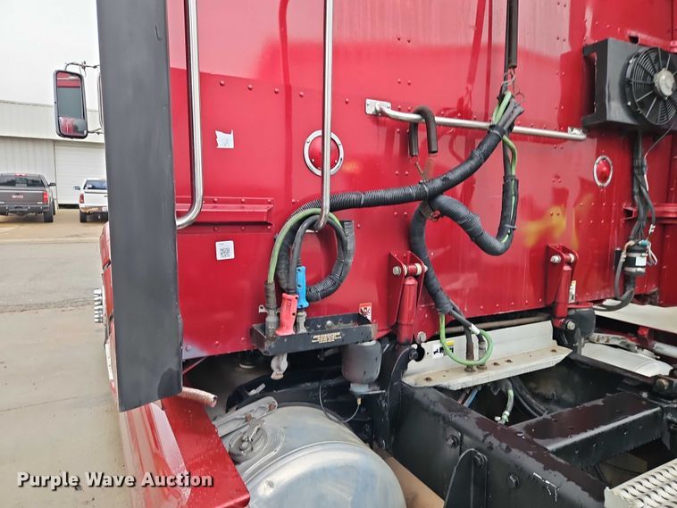 image for item EB8418 2013 Peterbilt 386 semi truck