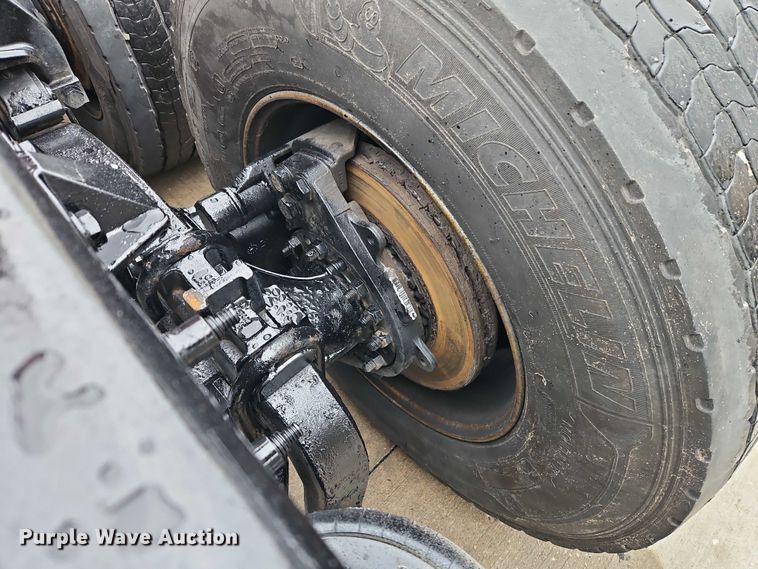 image for item EB8418 2013 Peterbilt 386 semi truck