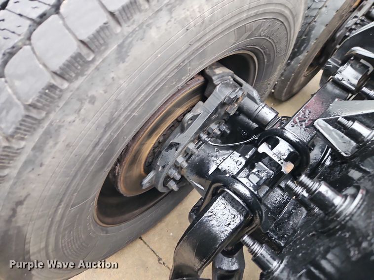 image for item EB8418 2013 Peterbilt 386 semi truck