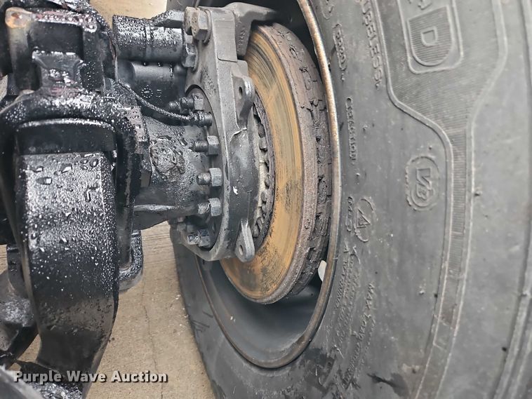 image for item EB8418 2013 Peterbilt 386 semi truck