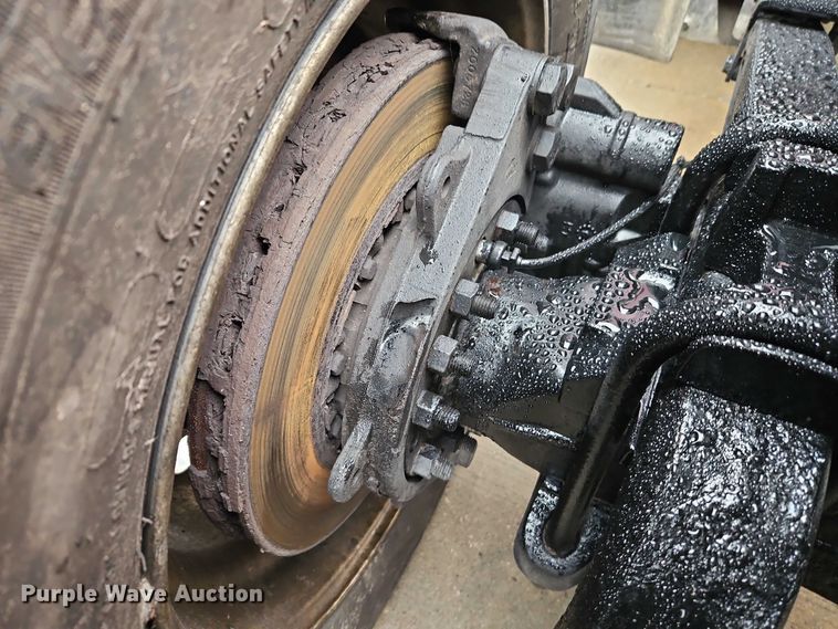 image for item EB8418 2013 Peterbilt 386 semi truck