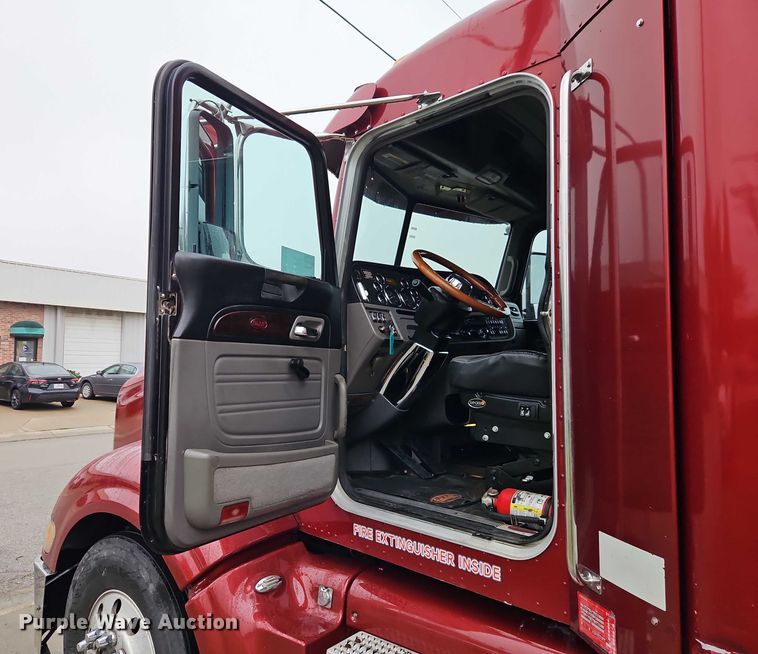 image for item EB8418 2013 Peterbilt 386 semi truck