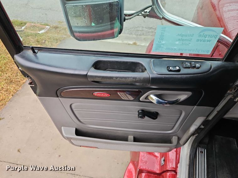 image for item EB8418 2013 Peterbilt 386 semi truck