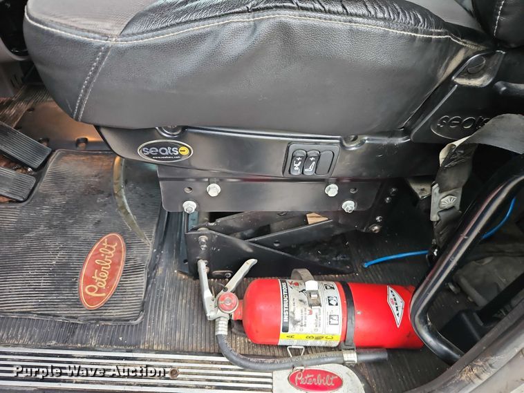 image for item EB8418 2013 Peterbilt 386 semi truck