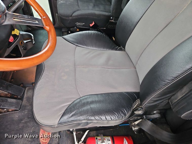 image for item EB8418 2013 Peterbilt 386 semi truck