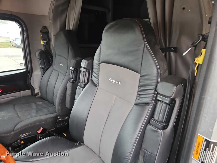 image for item EB8418 2013 Peterbilt 386 semi truck