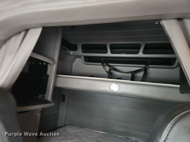 image for item EB8418 2013 Peterbilt 386 semi truck