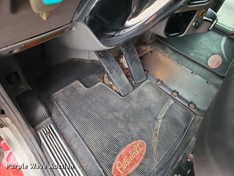 image for item EB8418 2013 Peterbilt 386 semi truck