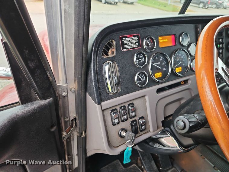 image for item EB8418 2013 Peterbilt 386 semi truck