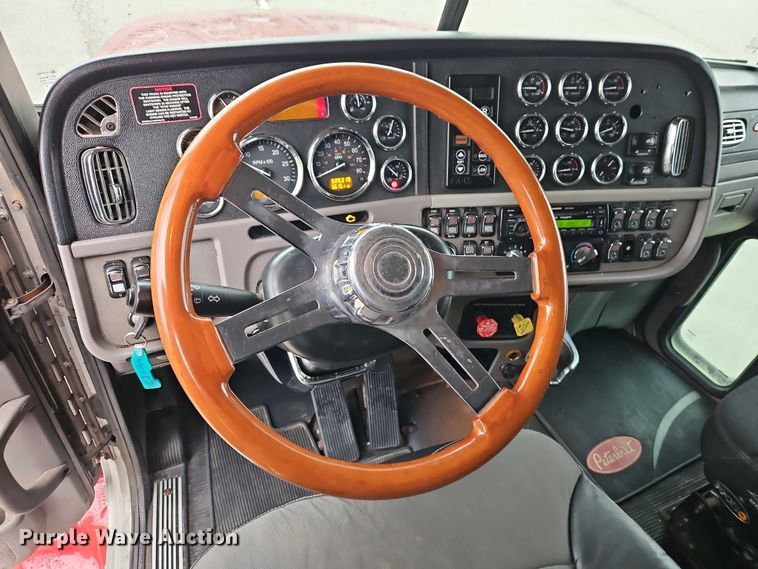 image for item EB8418 2013 Peterbilt 386 semi truck
