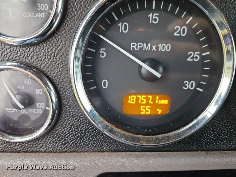 image for item EB8418 2013 Peterbilt 386 semi truck