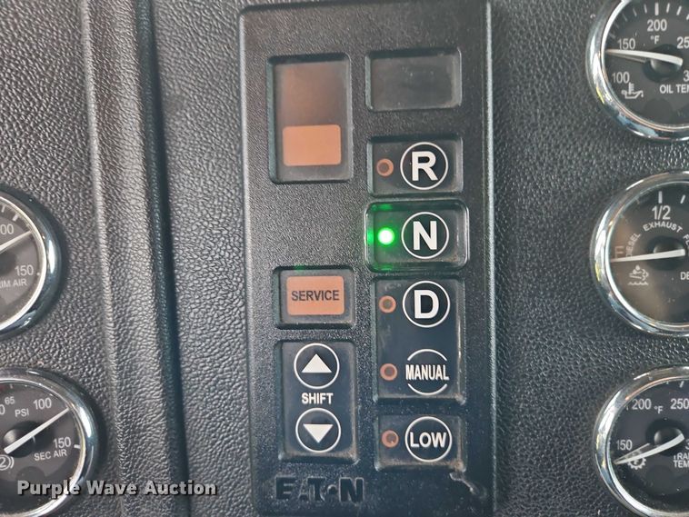 image for item EB8418 2013 Peterbilt 386 semi truck