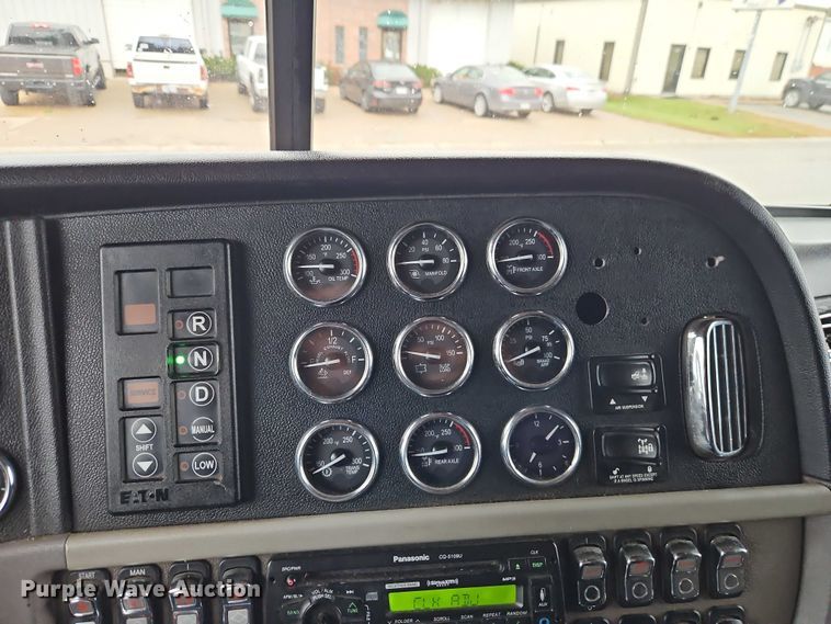 image for item EB8418 2013 Peterbilt 386 semi truck