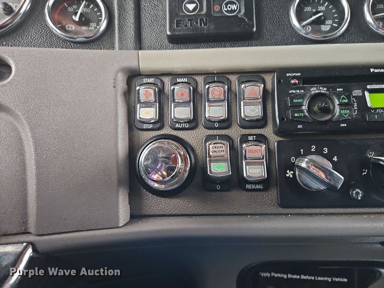 image for item EB8418 2013 Peterbilt 386 semi truck