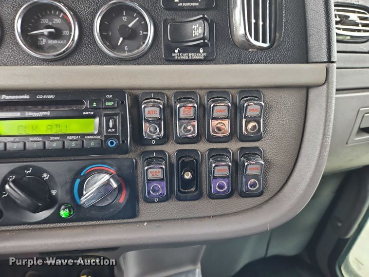 image for item EB8418 2013 Peterbilt 386 semi truck