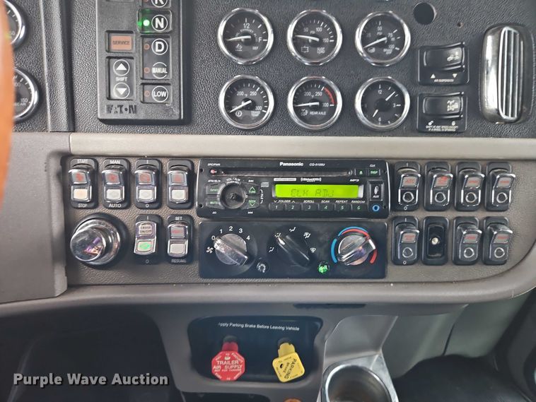 image for item EB8418 2013 Peterbilt 386 semi truck