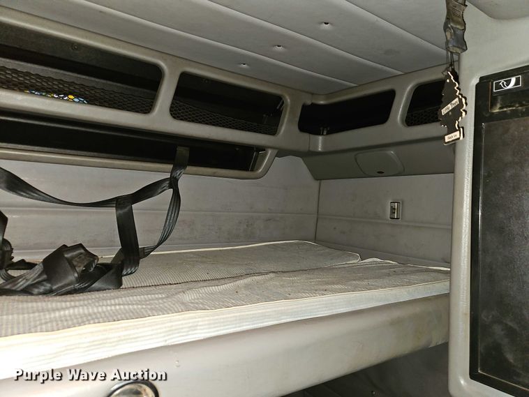 image for item EB8418 2013 Peterbilt 386 semi truck